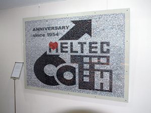 創業60周年記念に社員全員の写真で制作したフォトモザイク作品