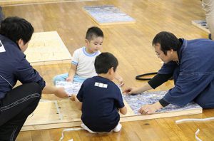 沼田城フォトモザイクアート組み立て風景